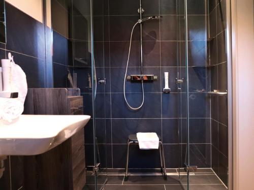 een badkamer met een douche en een wastafel bij Lechappart in Höfen