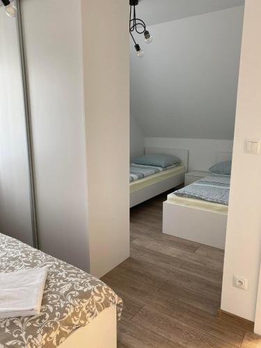 Ένα ή περισσότερα κρεβάτια σε δωμάτιο στο Dom na Borówkowym Wzgórzu