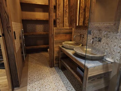 a bathroom with two sinks in a room at Chalet cozy à 4* avec cheminée, WiFi, et balcon proche des pistes aux Gets - FR-1-598-89 in Les Gets