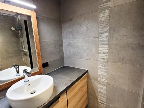 une salle de bain avec un lavabo et un miroir dans l'établissement Appartement rénové 2 chambres - 5 pers, balcon, parking, WIFI Les Gets - FR-1-598-98, aux Gets