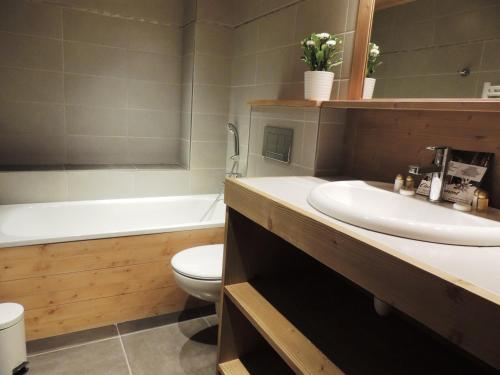 uma casa de banho com um lavatório, um WC e uma banheira em Appartement Les Gets, 3 pièces, 6 personnes - FR-1-598-83 em Les Gets