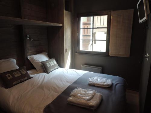 Postel nebo postele na pokoji v ubytování Charmant T2 Cabine avec Spa et Piscine, Proche Centre et Pistes de Ski - Les Gets - FR-1-598-85