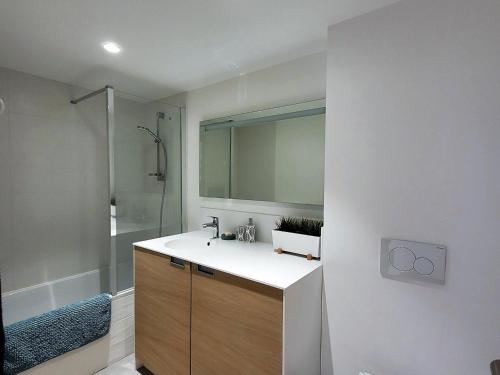 une salle de bain avec un lavabo et une douche dans l'établissement Appartement lumineux et spacieux avec 2 terrasses, proche des pistes et commerces aux Gets - FR-1-598-94, aux Gets