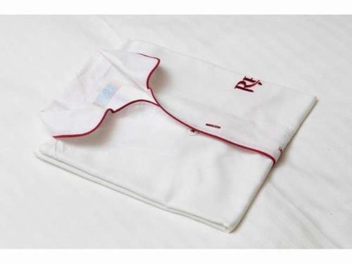 武藏野的住宿－東京武藏野里士滿酒店，一件白色衬衫,上面有红色条纹