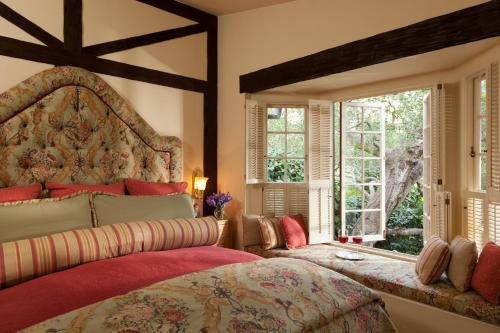 Postel nebo postele na pokoji v ubytování Old Monterey Inn