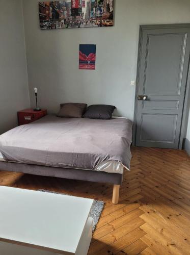1 dormitorio con 1 cama en una habitación con puerta en Chambre chez l'habitant 1 en Biville-la-Baignarde