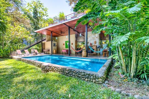 une maison avec une piscine et une balançoire dans l'établissement Villas Piña - Adults only, à Puerto Viejo