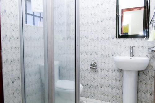 ein Bad mit einer Dusche, einem Waschbecken und einem WC in der Unterkunft The Gem - Kiambu road 1 bedroom in Kiambu