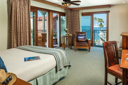 The Avalon Hotel in Catalina Island في أفالون: غرفة نوم بسرير وشرفة