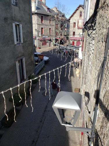 un banc blanc assis sur le côté d'une rue dans l'établissement COCOON 2 PLEIN CENTRE DE BESSE wifi tv tout confort EDF INCLUS, à Besse-et-Saint-Anastaise