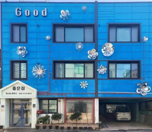ein blaues Gebäude mit Schneeflocken drauf in der Unterkunft Jo Eun Jip Guesthouse in Mokpo