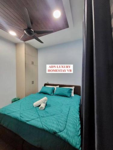 1 dormitorio con 1 cama verde y ventilador de techo en Lovely Luxury 3 Br 2Bath @Vista Bangi, en Kajang