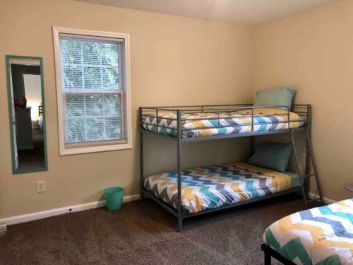 Habitación con 2 literas y espejo. en WelcomingTownhome - King Bed - Long Term Stays - UNC, en Chapel Hill