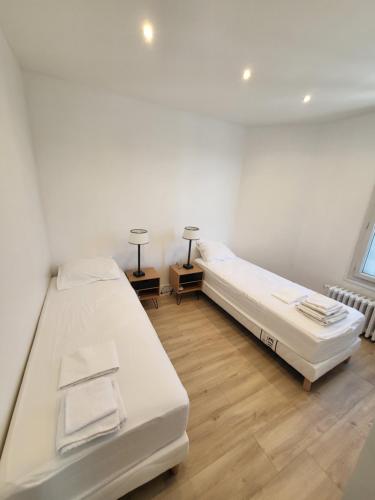 um quarto com 2 camas e uma janela em Maison COSY à 4km BERCY ARENA 15mn PARIS gare 800m em Vitry-sur-Seine