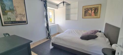 מיטה או מיטות בחדר ב-Grande Maison dans le Bourg de Nevez + jardin