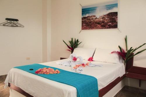 una habitación de hotel con una cama con flores. en Hotel Mares Capurganá en Capurganá