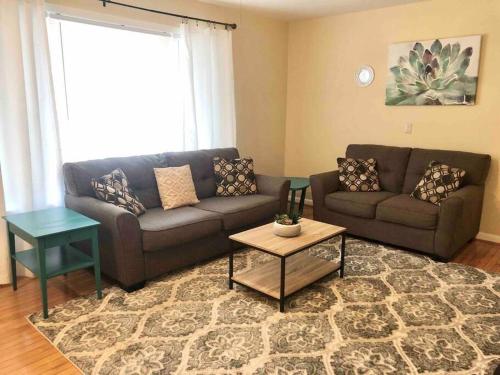 Гостиная зона в *Welcoming Cary Townhome*King Bed*Long Term Stays*