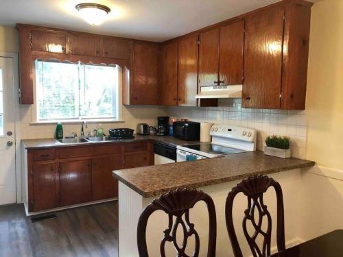Кухня или мини-кухня в *Welcoming Cary Townhome*King Bed*Long Term Stays*
