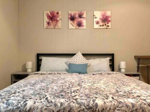Кровать или кровати в номере *Welcoming Cary Townhome*King Bed*Long Term Stays*