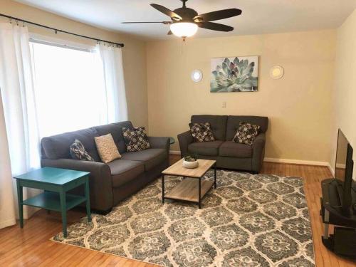 Гостиная зона в *Welcoming Cary Townhome*King Bed*Long Term Stays*