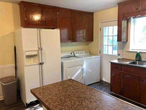 Кухня или мини-кухня в *Welcoming Cary Townhome*King Bed*Long Term Stays*
