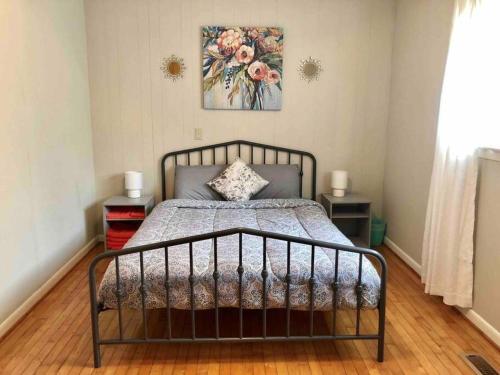 um quarto com uma cama e um quadro na parede em *Welcoming Cary Townhome*King Bed*Long Term Stays* em Cary