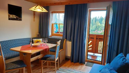 een eetkamer met een tafel en stoelen en een raam bij Spulhof in Abtenau