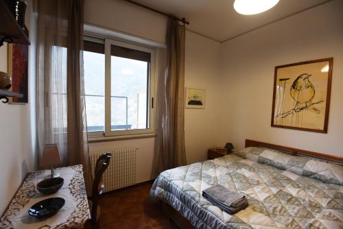 Schlafzimmer mit einem Bett und einem Fenster in der Unterkunft B&B Tou Lì in San Martino