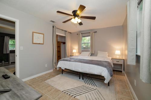 1 dormitorio con 1 cama y ventilador de techo en Charming Cottage With Pool Table 15 Min From WEC, en Ocala