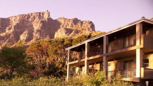 Pemandangan gunung umum atau pemandangan gunung yang diambil dari hotel