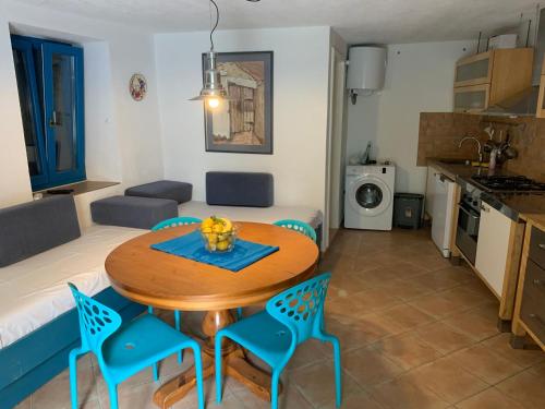 eine Küche und ein Wohnzimmer mit einem Tisch und Stühlen in der Unterkunft House Rozalia in Susak