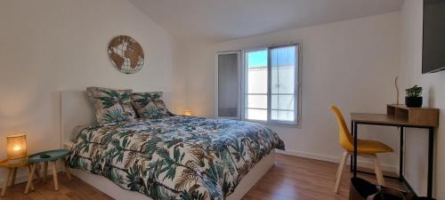 1 dormitorio con cama, escritorio y ventana en En hyper centre, logement climatisé entièrement rénové! Netflix - Amazon Prime - Terrasse - Le Nature Zen, en Surgères