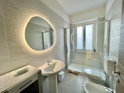 y baño con lavabo, aseo y espejo. en Villa Fiorita, en San Maurizio Canavese