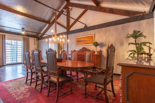 a dining room with a table and chairs at BH Studios Hotel Brás in Sao Paulo