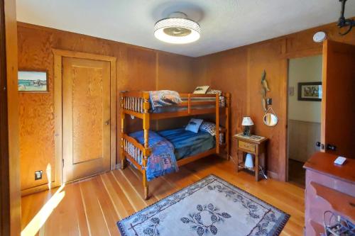 a bedroom with two bunk beds in a room at Hot Tub and Lake Tahoe Views Kings Beach Lodge in Kings Beach