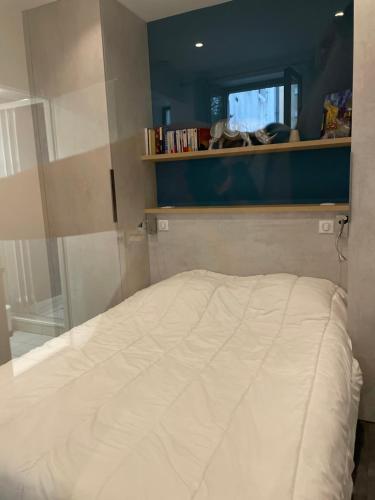 - une chambre avec un lit blanc dans l'établissement chez Marjorie, à Annecy