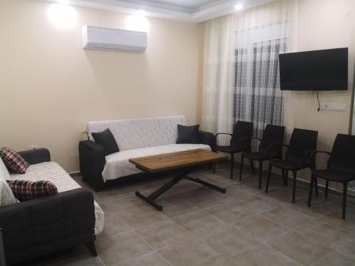TV a/nebo společenská místnost v ubytování Ferienwohnung in Finike, 150 Meter vom Meer entfernt 3