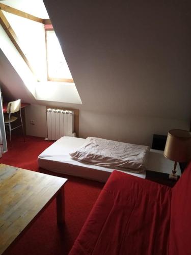 1 dormitorio con cama y ventana grande en LA Vinee Gîte max 8 pers, maison familiale, en Lain