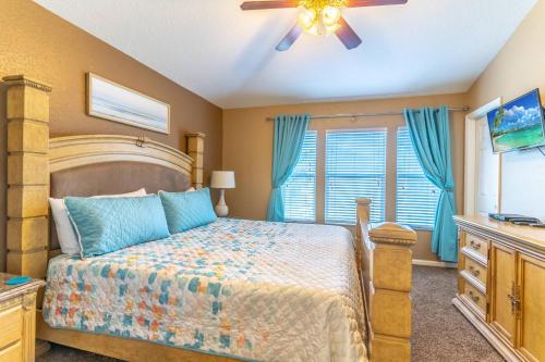 - une chambre avec un lit et un ventilateur de plafond dans l'établissement 2582 Windsor Hills, à Orlando