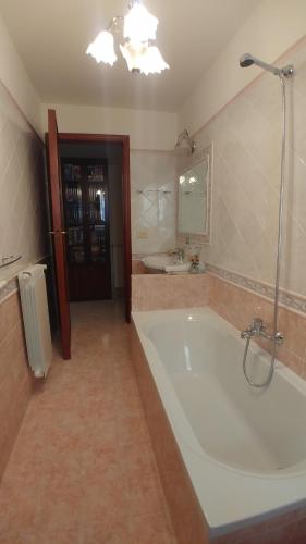 a large bathroom with a tub and a sink at Da Lina e Rosetta in Acireale