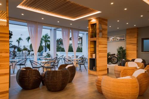 ein Restaurant mit Stühlen und Tischen und Meerblick in der Unterkunft Residence Porto Ulisse in Parghelia