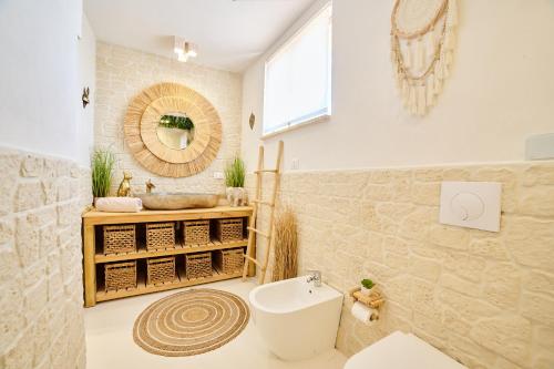 uma casa de banho com um lavatório, um WC e um espelho. em Design Sea Apartment -BOHO SUITE- Abruzzo em Francavilla al Mare