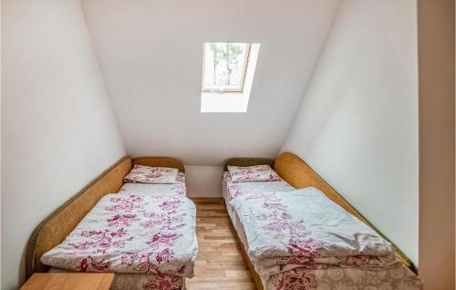 En eller flere senge i et værelse på Gorgeous Home In Oslonka With Kitchenette