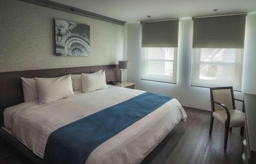 Suites Obelisk tesisinde bir odada yatak veya yataklar