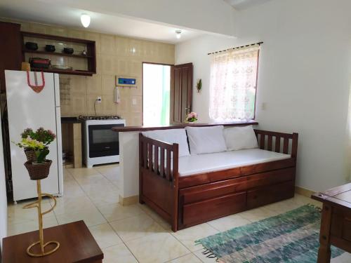 un soggiorno con divano e cucina di Casa Próximo do Centro a Parati