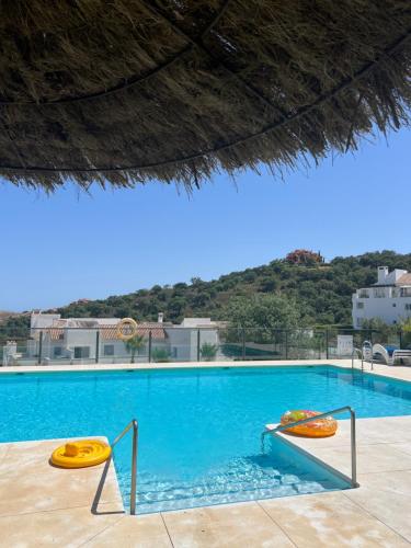 Πισίνα στο ή κοντά στο Luxury apartment with amazing view and free golf
