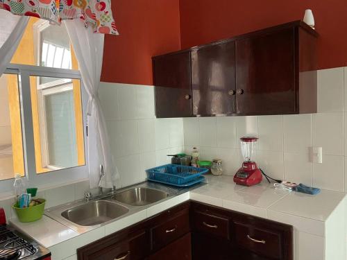 a kitchen counter with a sink and a window at Sensity Home Preciosa y espaciosa casa todos los servicios 5 min del CIS in Tehuacán