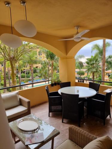 d'un salon avec une table et des chaises ainsi que d'un balcon. dans l'établissement Luxury apartment San Pedro de Alcantara, Marbella, near the Sea and Golf club, à Marbella