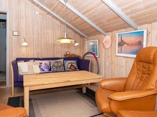 uma sala de estar com um sofá e duas cadeiras em 4 person holiday home in Oksb l em Øster Vrøgum