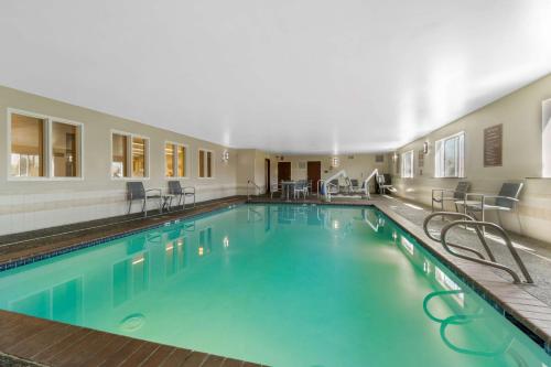 a large pool with blue water in a building at Best Western Plus Wenatchee Downtown Hotel in Wenatchee